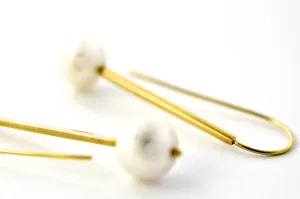earrings / gold 18k bar with suspended pearls