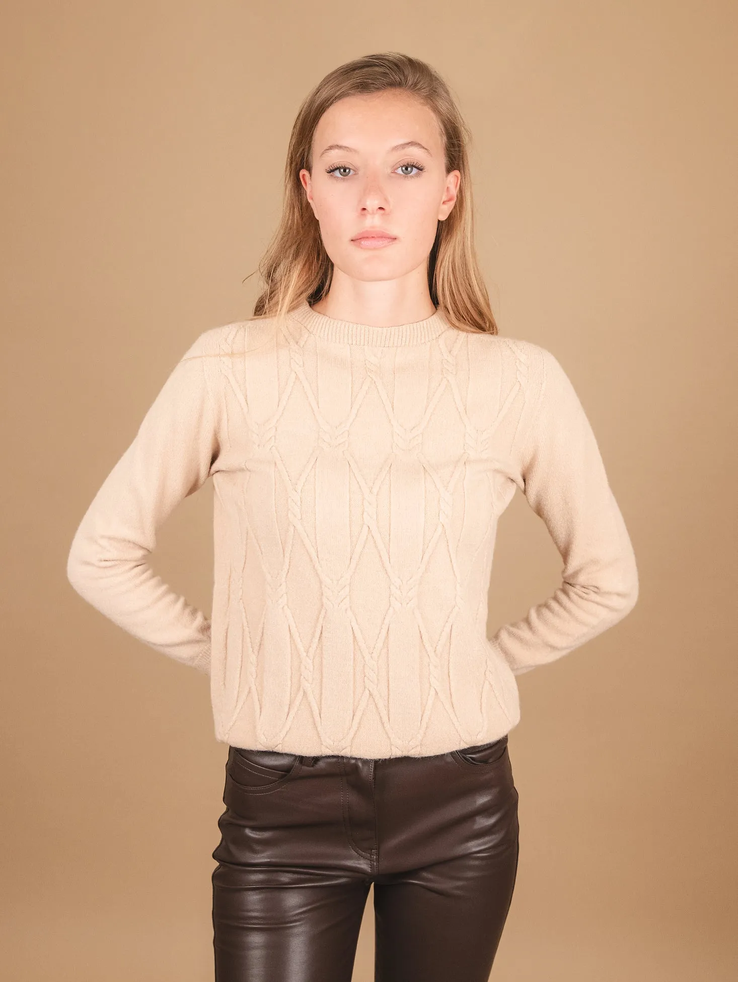 MAGLIA GIROCOLLO CON MAXI INTRECCIO FRONTALE BEIGE