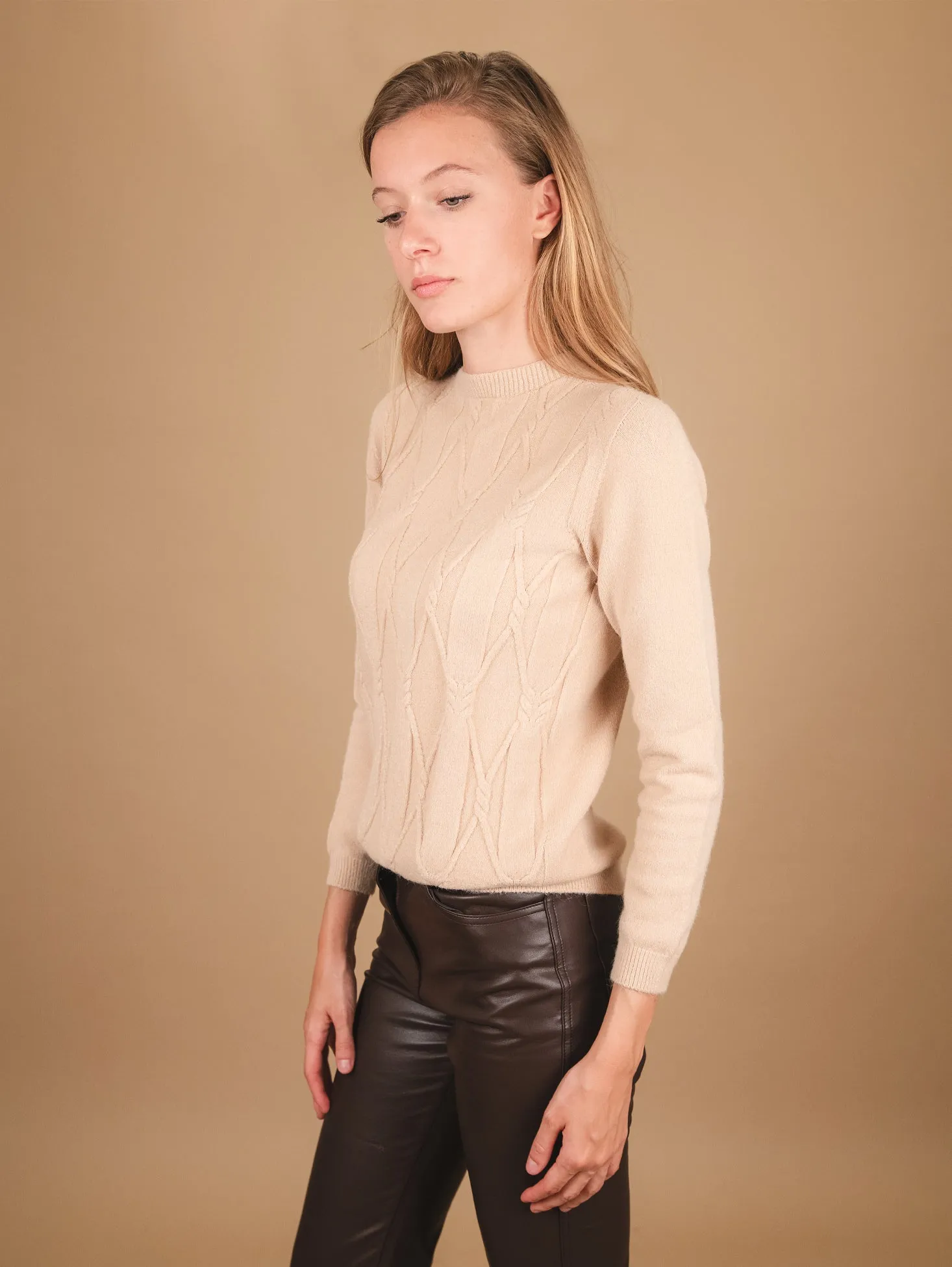 MAGLIA GIROCOLLO CON MAXI INTRECCIO FRONTALE BEIGE