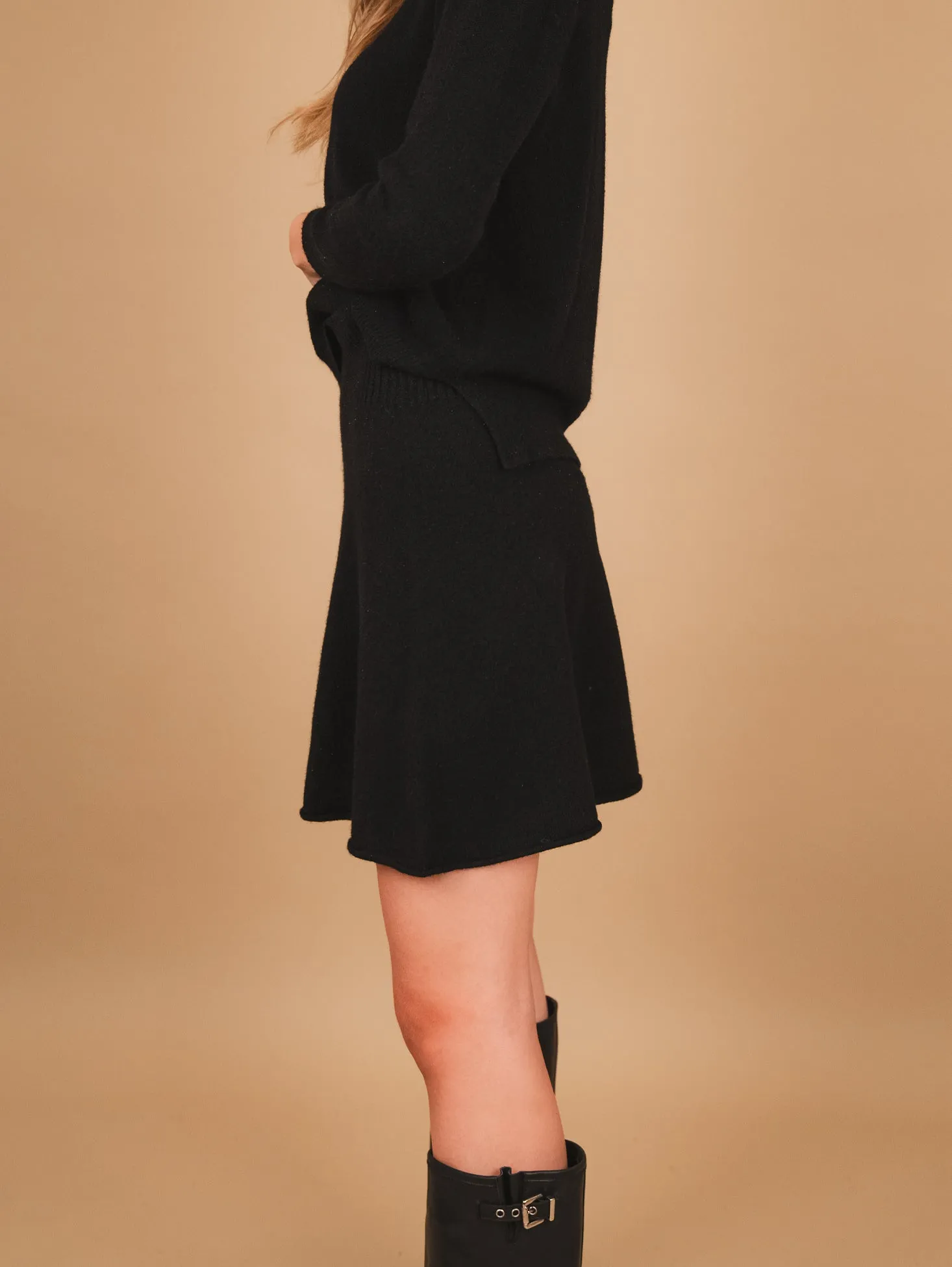 MINI GONNA IN MAGLIA NERA