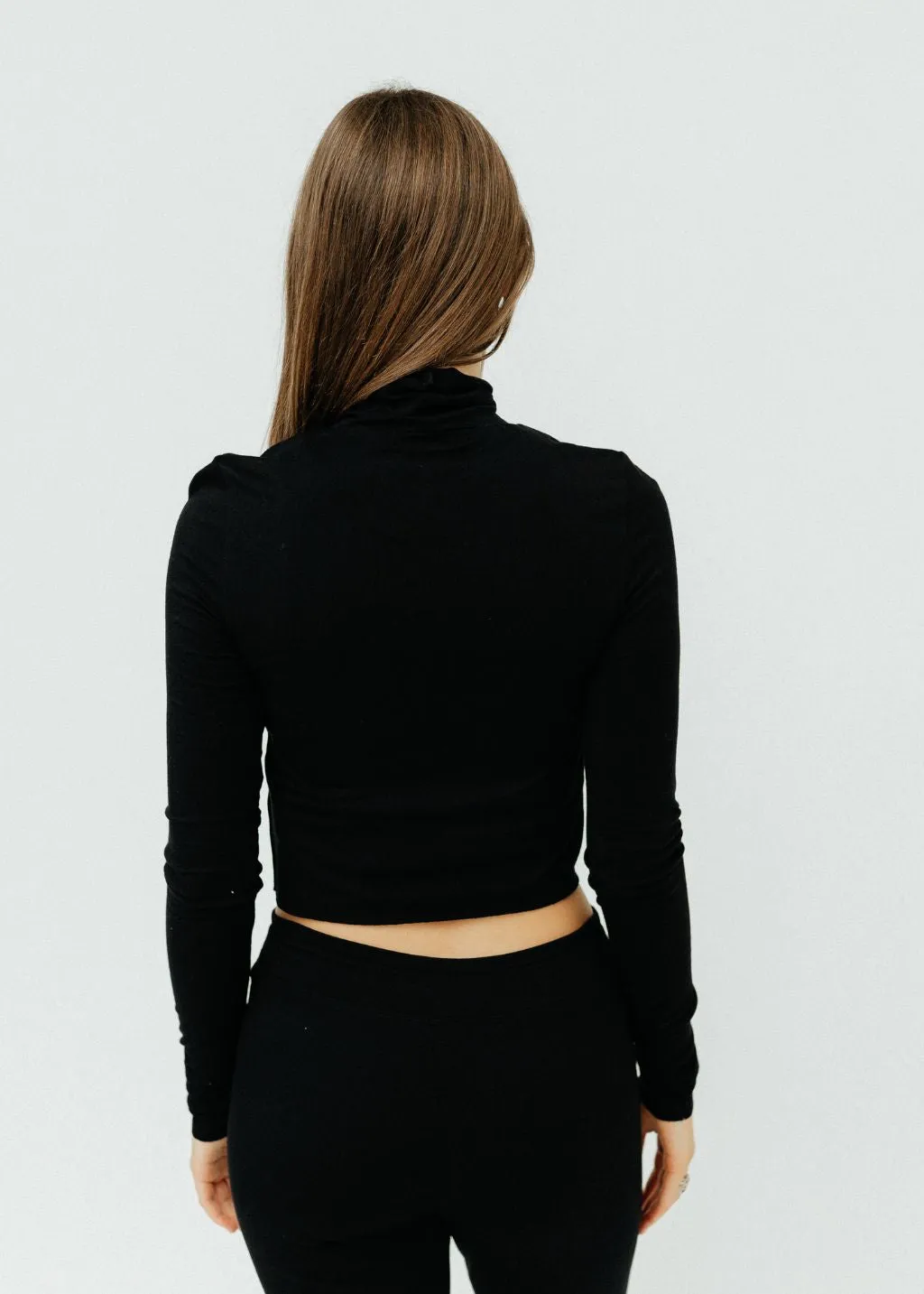 Éterne Cropped Fitted Turtleneck Top